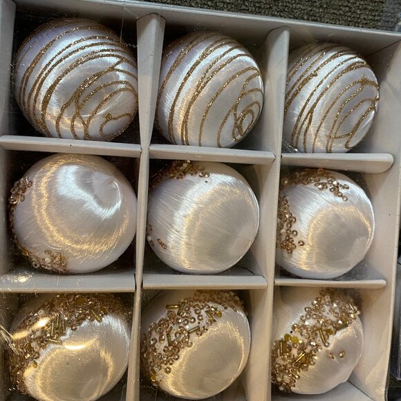 Christmas Balls X 36 2" white & Gold + 12 X 3" Gold - Picture 3 of 13